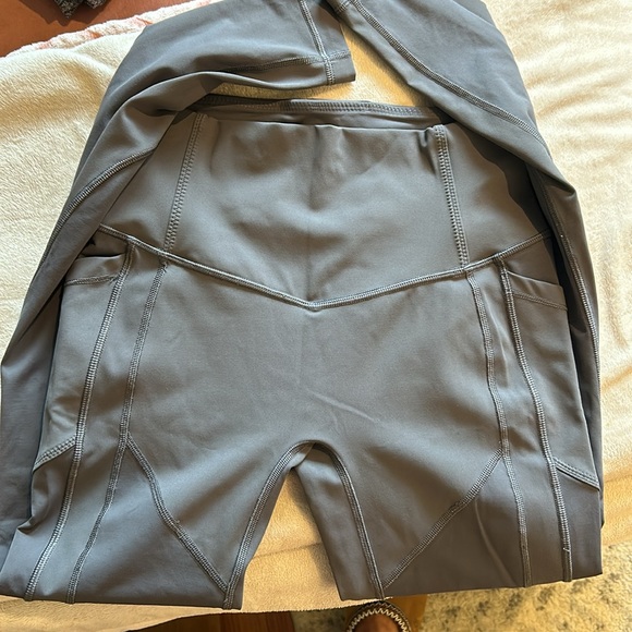 Lululemon legging with side pockets - Picture 3 of 4